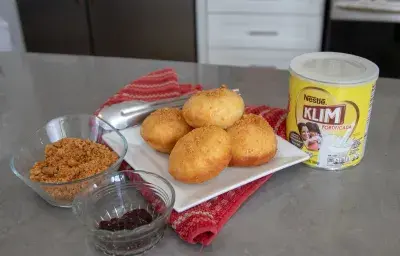 GINGER GLAZED DOUGHNUTS STUFFED WITH SORREL CREAM