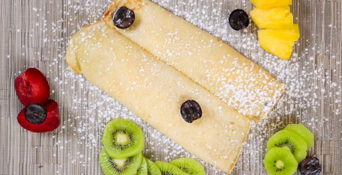 Crepe with fresh fruits and icing sugar