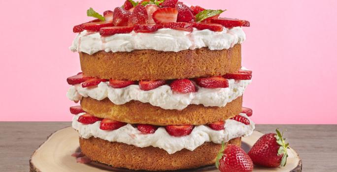 STRAWBERRY AND CREAM LAYERED CAKE