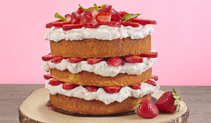 STRAWBERRY AND CREAM LAYERED CAKE